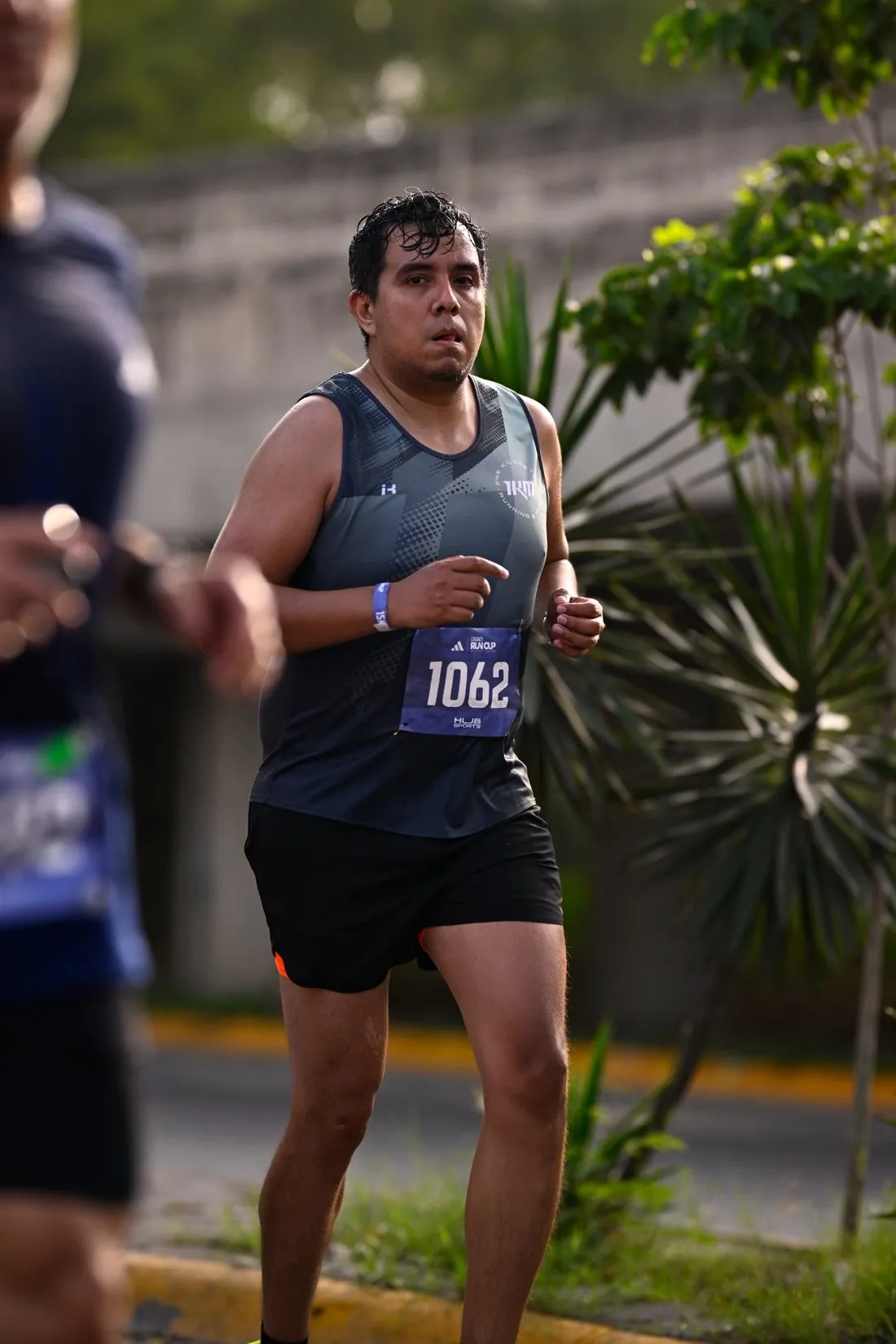 Alex corriendo una carrera de calle en Monterrey con dorsal 1062